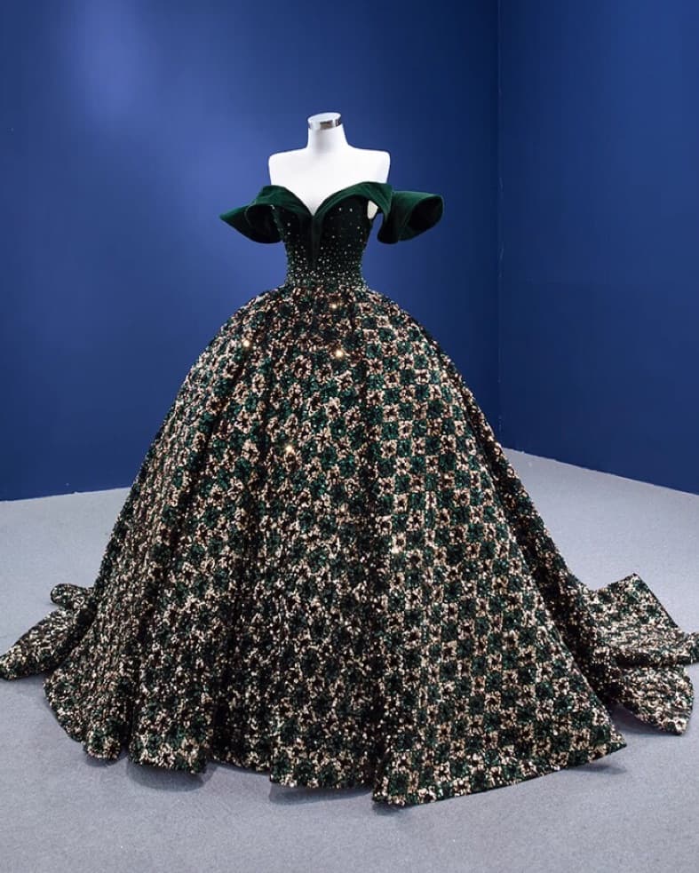 Pompous dress for a socialite party - Image 3
