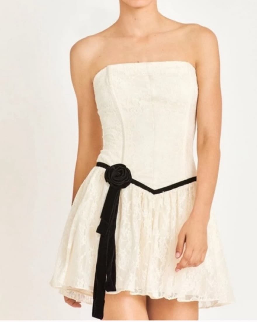 Elegant Lace Strapless Dress with Black Sash - Image 1
