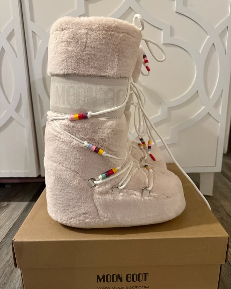 Moon Boots Faux Fur Size 8-9.5 - Image 2
