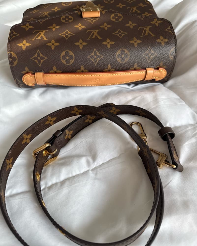 Stylish Louis Vuitton Monogram Crossbody Bag - Image 3