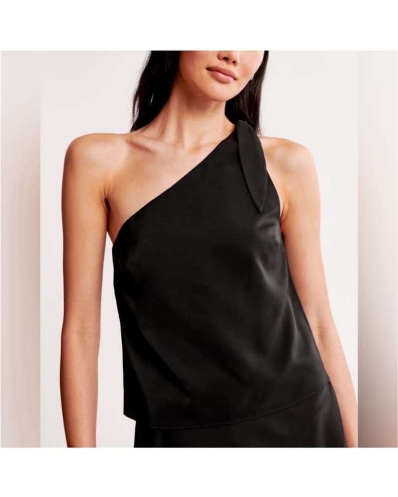 Stylish One-Shoulder Black Top - Image 1