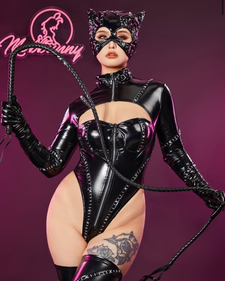Sexy Catwoman - Image 2