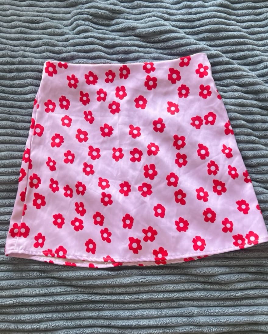 Pink flowery mini skirt - Image 2