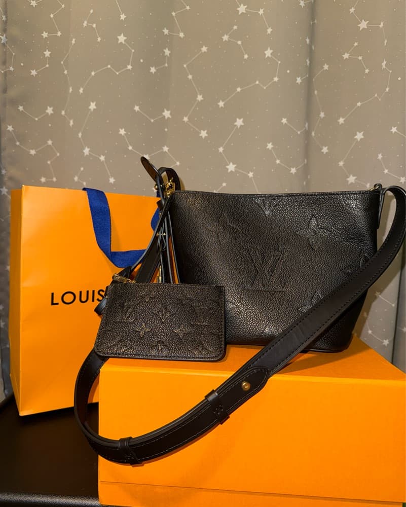 Louis Vuitton Bucket Bag With Coin Purse - Image 2