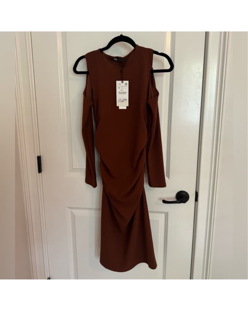 Chic Cold Shoulder Midi Dress - Image 3