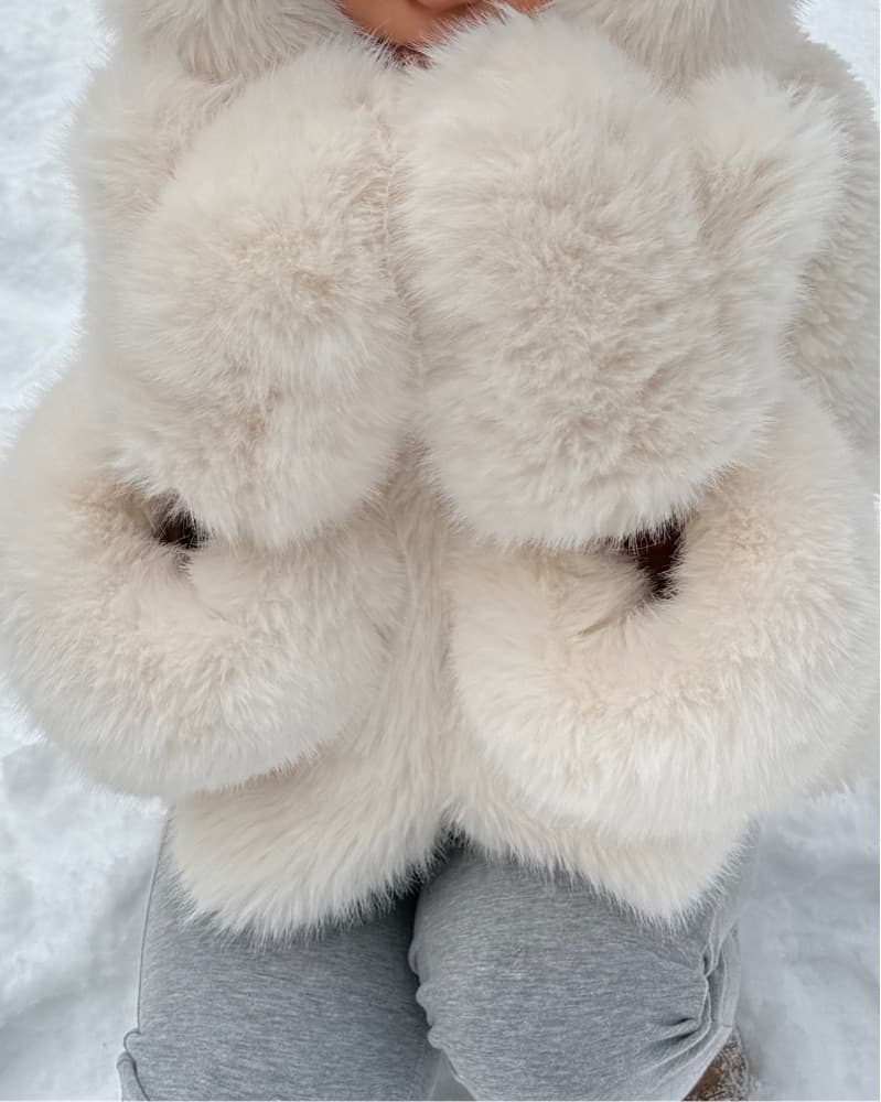 Miss Circle Fur Mitten - Image 2