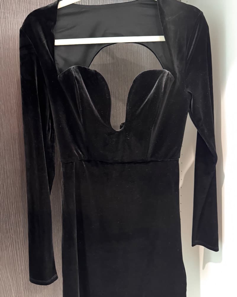 Alluring Velvet Bodycon Dress - Image 4