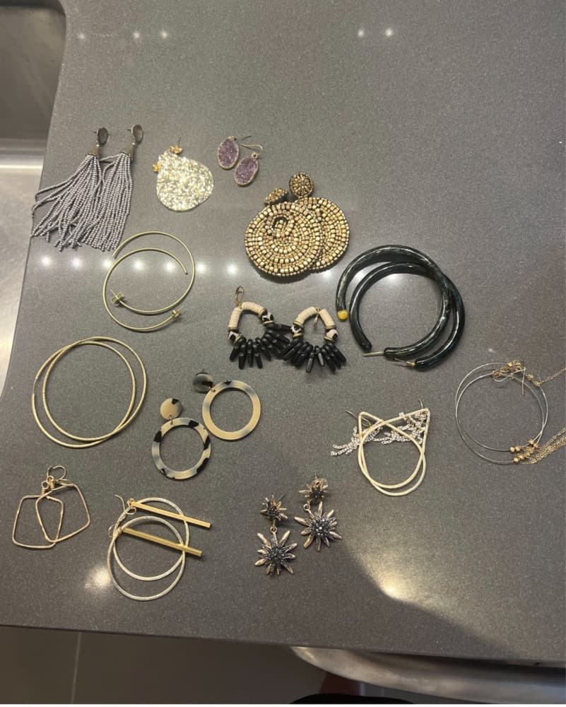 Assorted gold earrings - Image 1