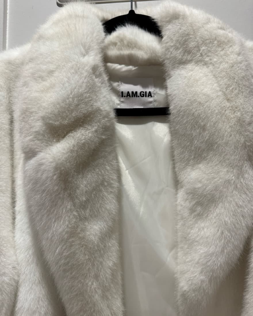 Luxurious White Faux Fur Coat - Image 3