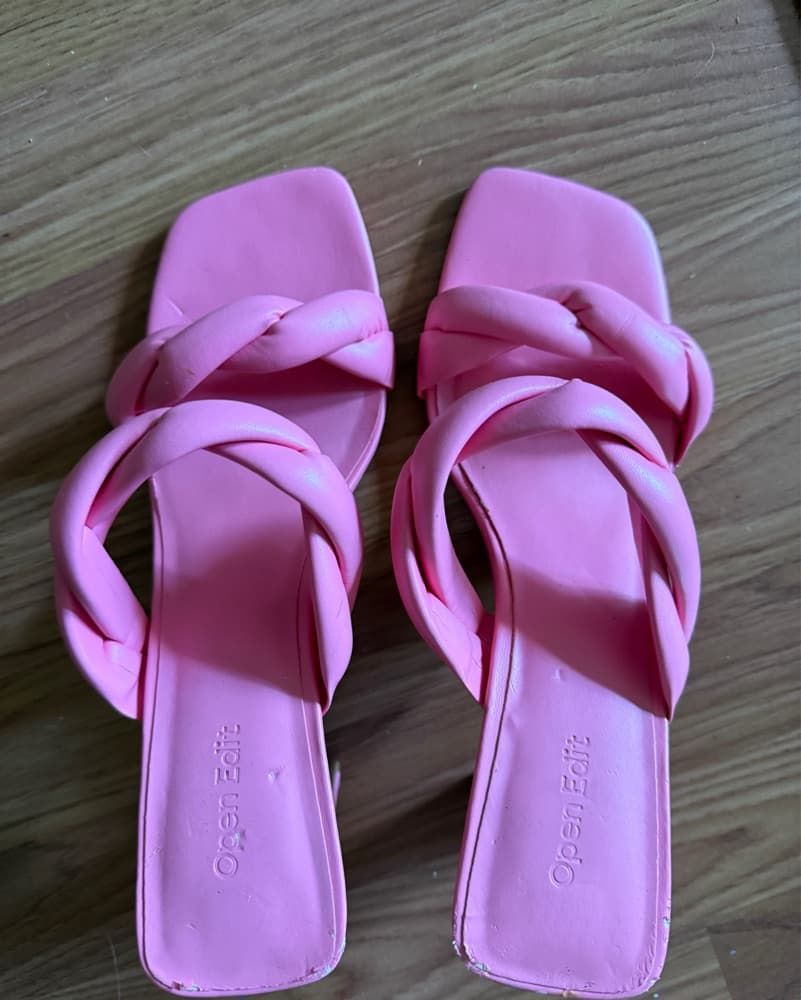 Stylish Pink Twist Strap Sandals - Image 1