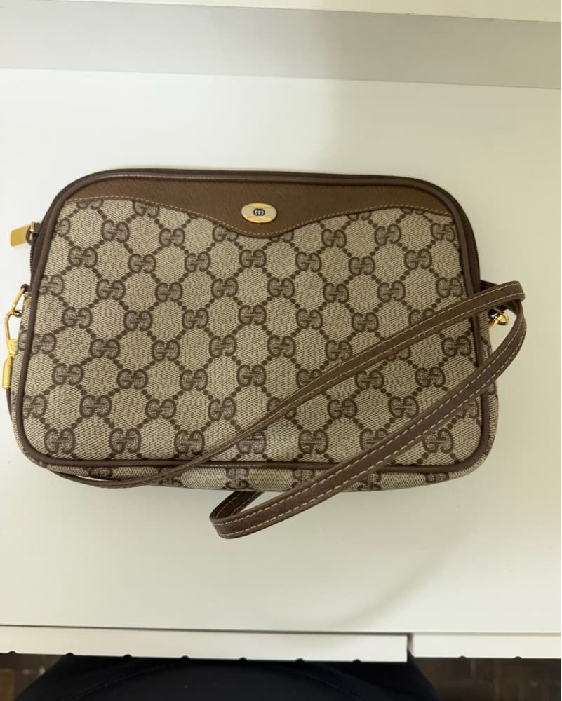 Sophisticated Gucci Zip Crossbody Bag - Image 2