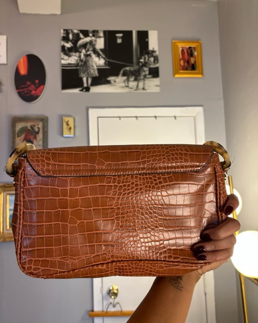 Chic Croc-Embossed Leather Shoulder Bag - Image 6