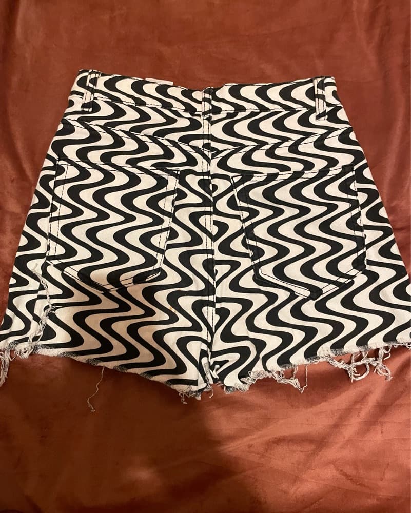 Mesmerizing Monochrome Shorts - Image 2