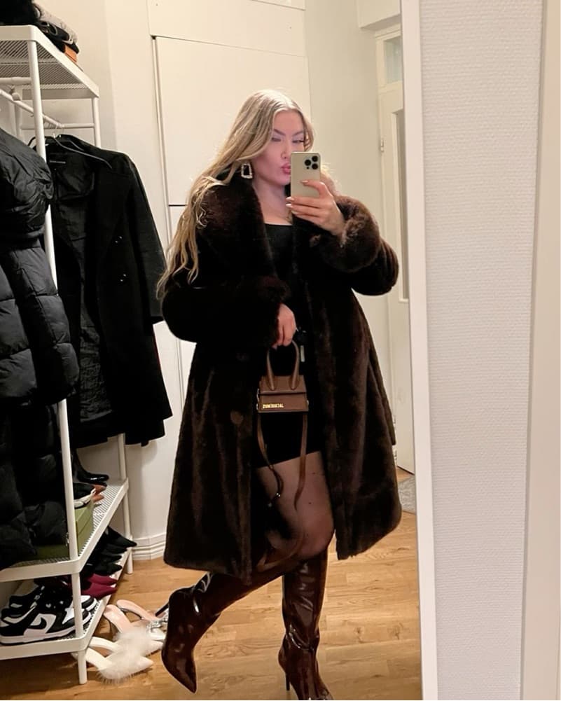 Luxurious Brown Fur Coat - Image 1