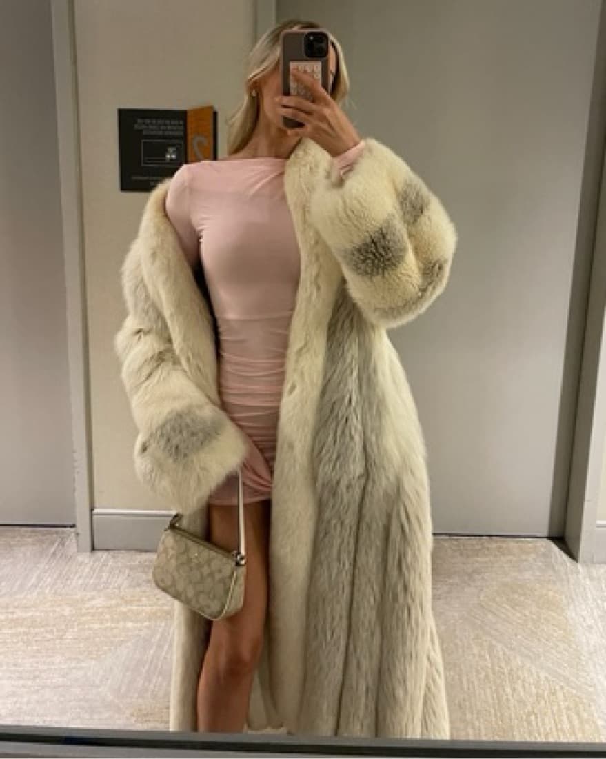 Luxurious Vintage Fur Coat - Image 1