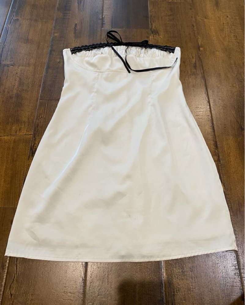 Elegant Strapless Satin Dress - Image 2
