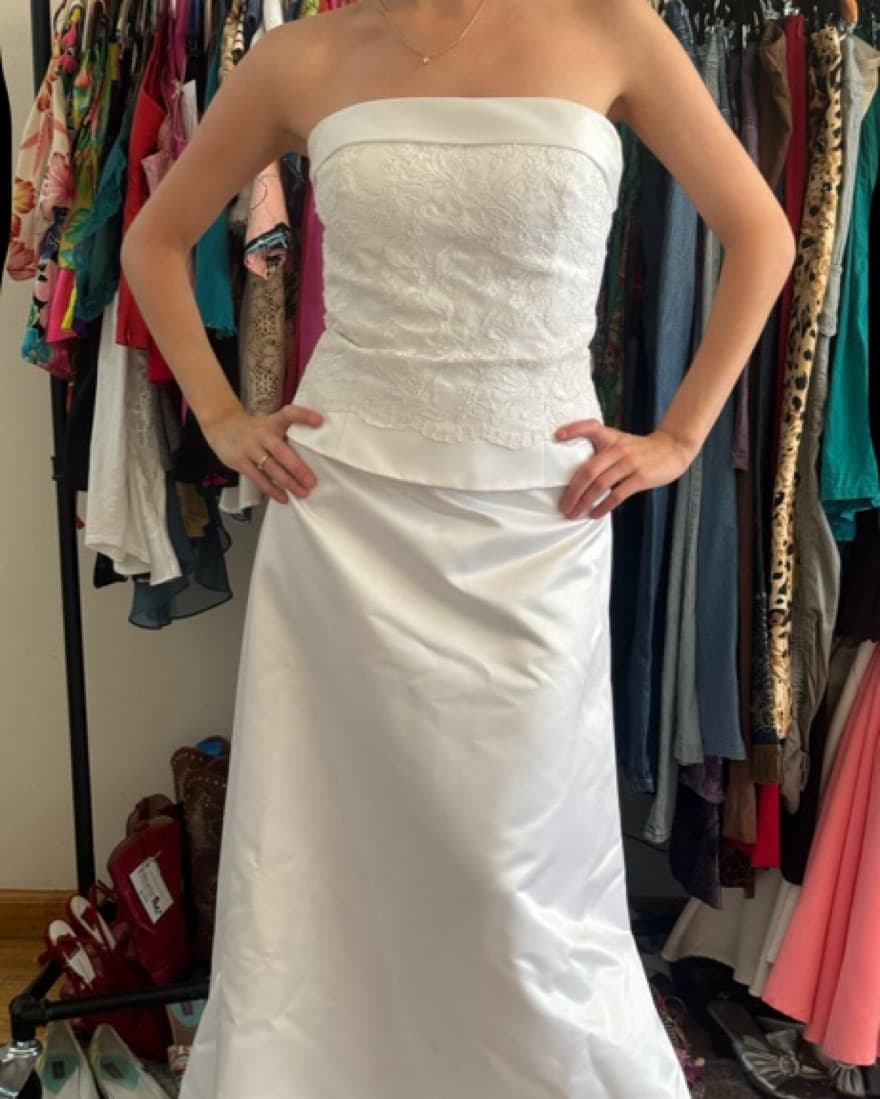 Elegant White Strapless Bridal Gown - Image 3