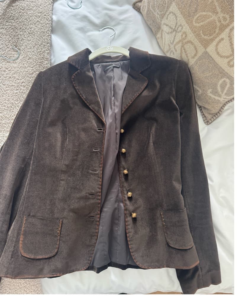 Chic Velvet Blazer with Gold Buttons - Image 2
