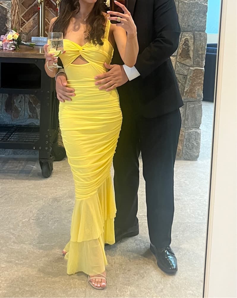 Stunning Yellow Ruched Mermaid Dress - Image 2
