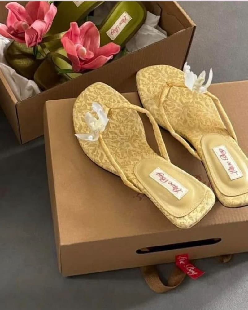 Elegant floral print sandals - Image 3