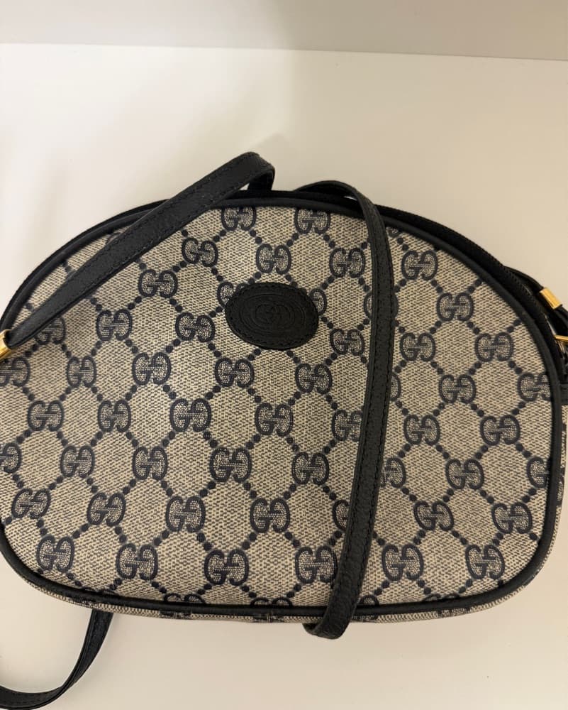 Sophisticated Gucci Monogram Crossbody Bag - Image 2