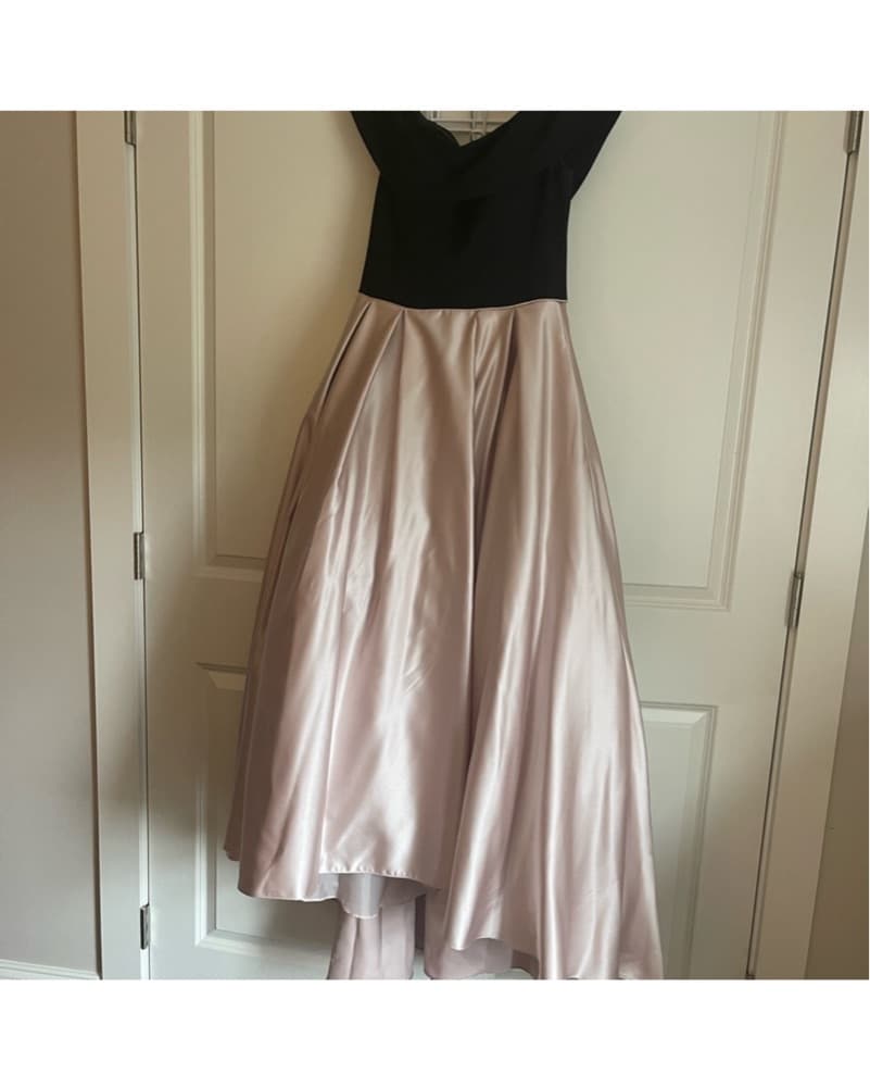 Elegant Two-Tone Formal Gown - Image 4