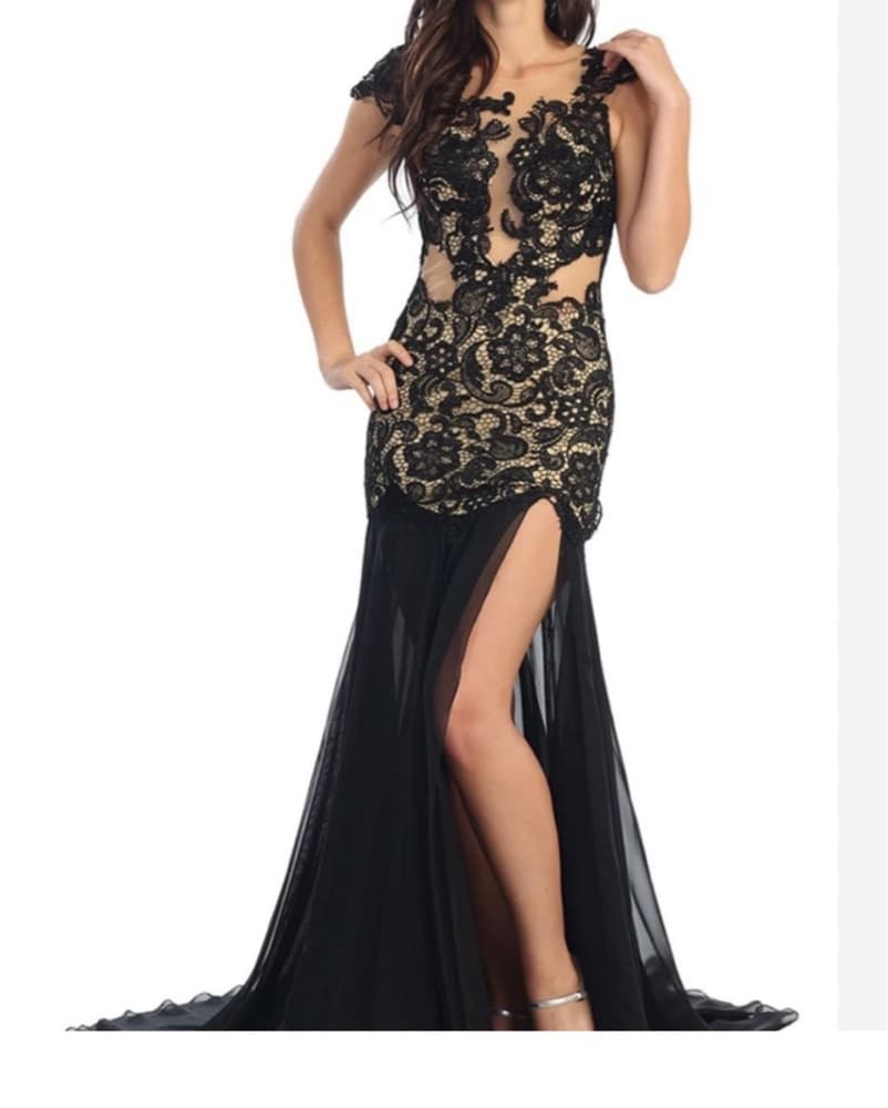 Black lace mac duggal prom dress with a  - Image 2