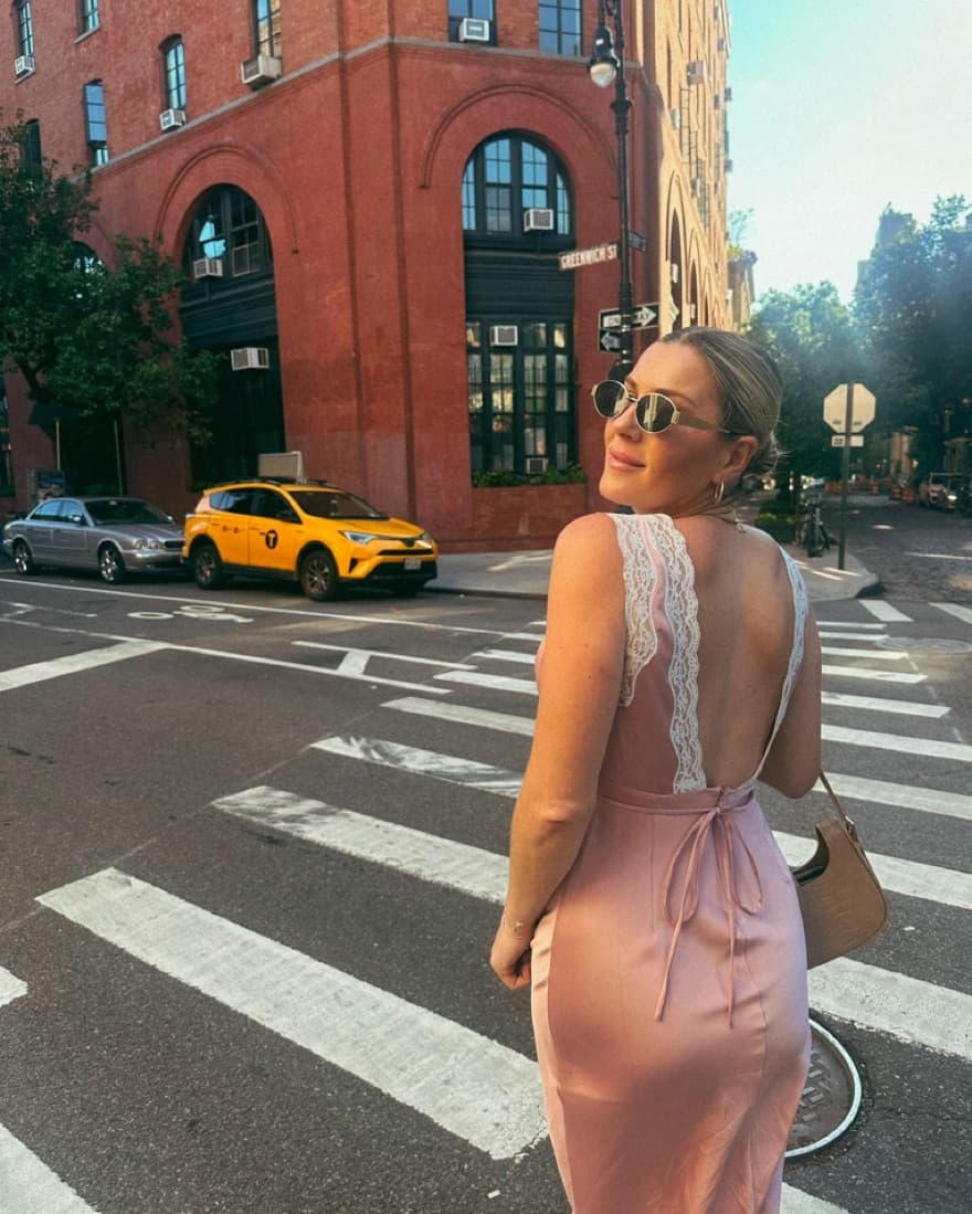 Elegant Midi Dress in Soft Pink - Image 3