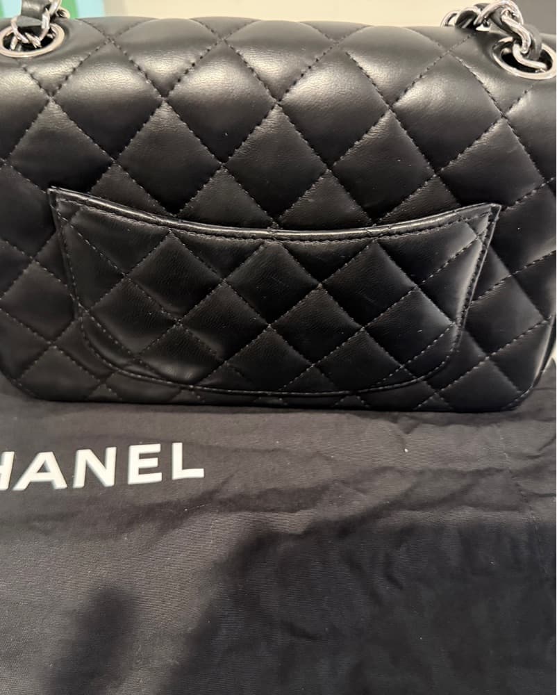 Chic Quilted Chanel Crossbody Bag - Image 5