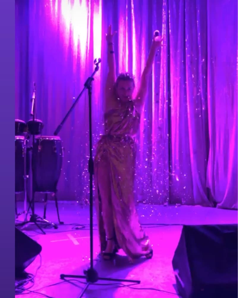 Stunning Metallic Gown with Dramatic Flair - Image 2
