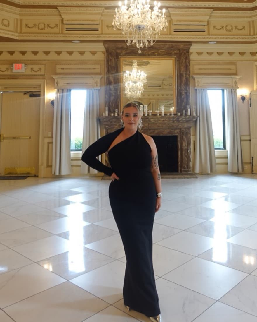 Elegant One-Shoulder Black Gown - Image 1