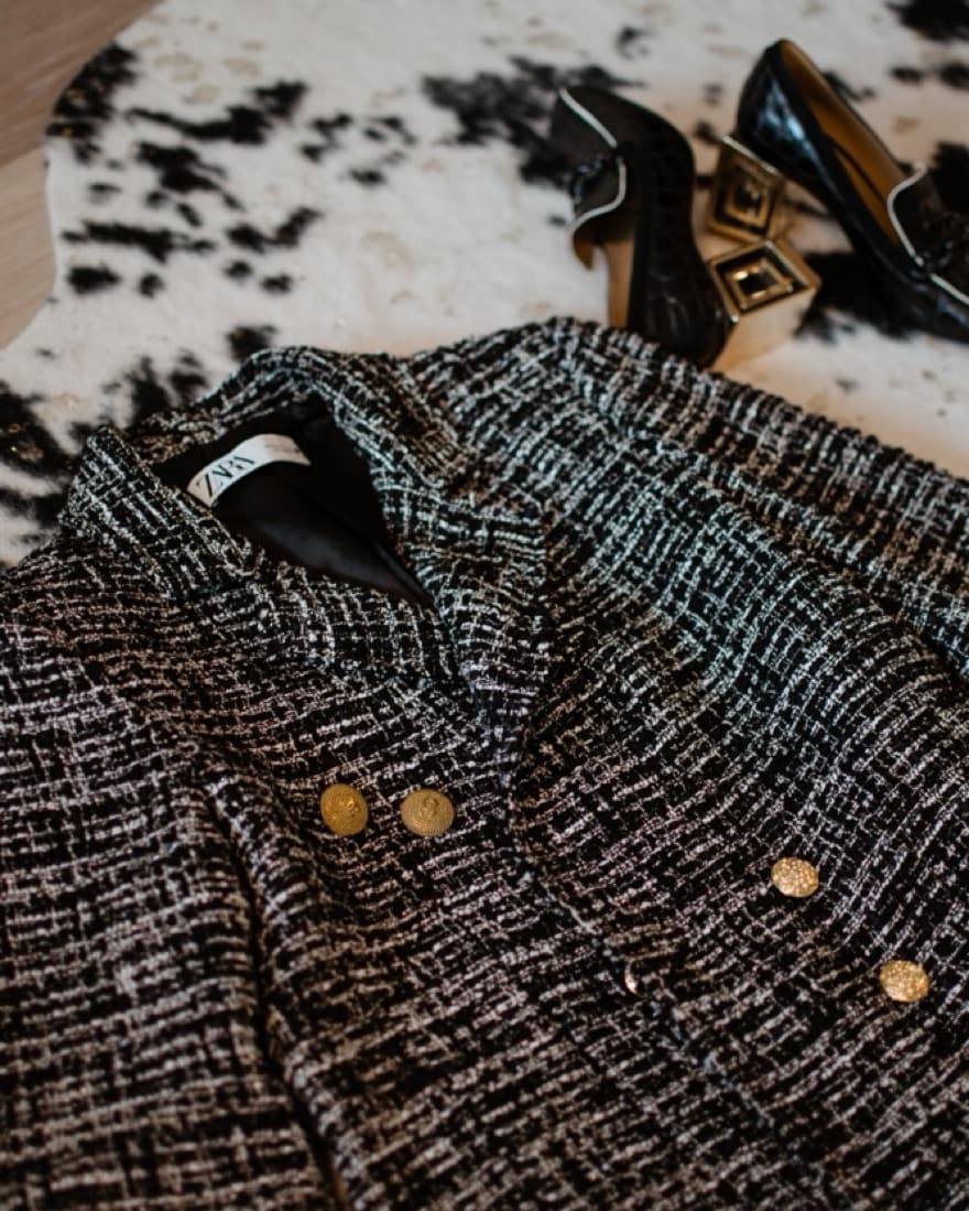 Sleek and Sophisticated Tweed Jacket - Image 6