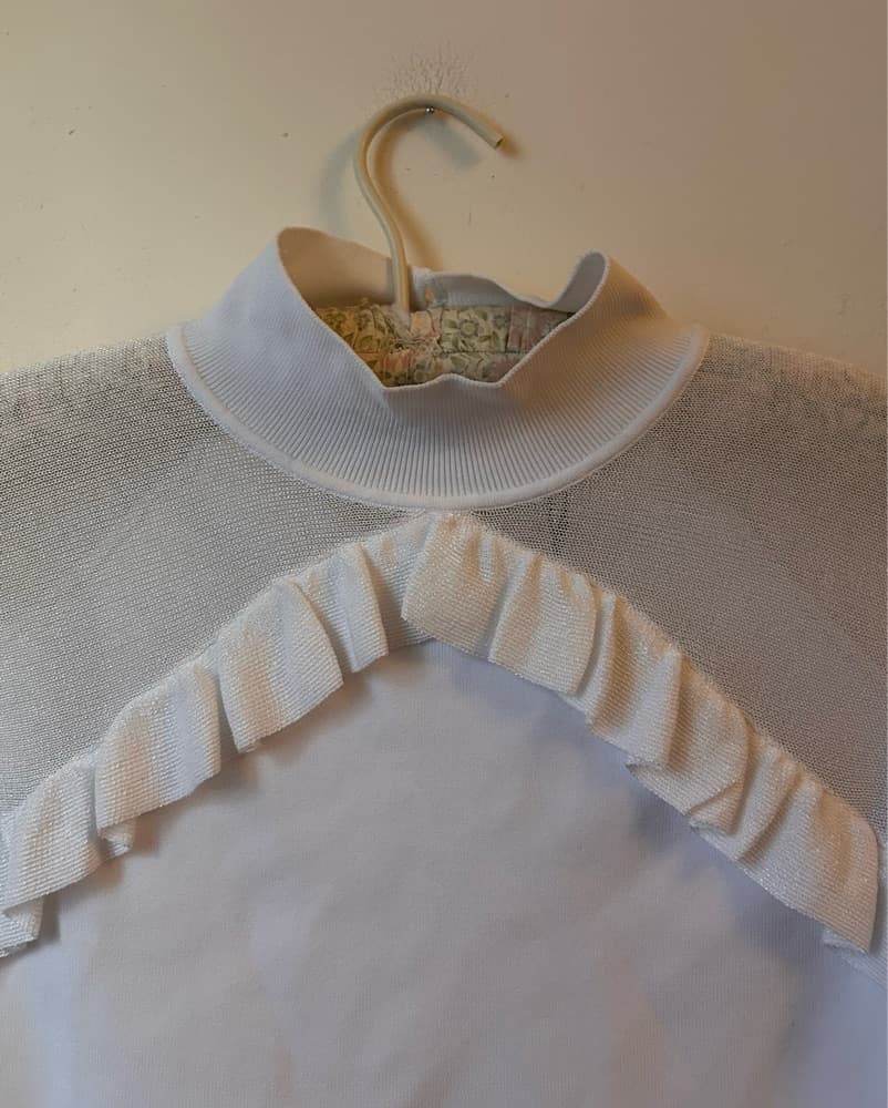 nwt alice + olivia chiara ruffle top - Image 4