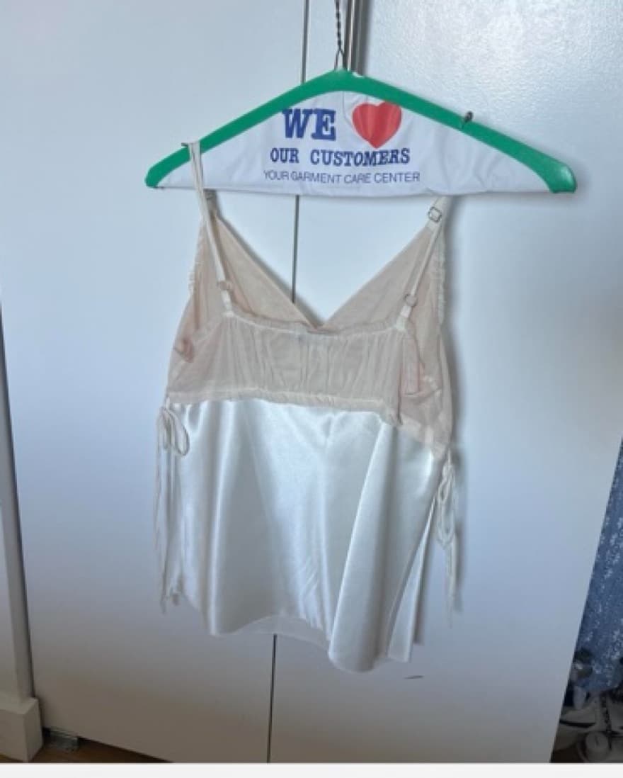 Elegant Vera Wang Satin Camisole - Image 3