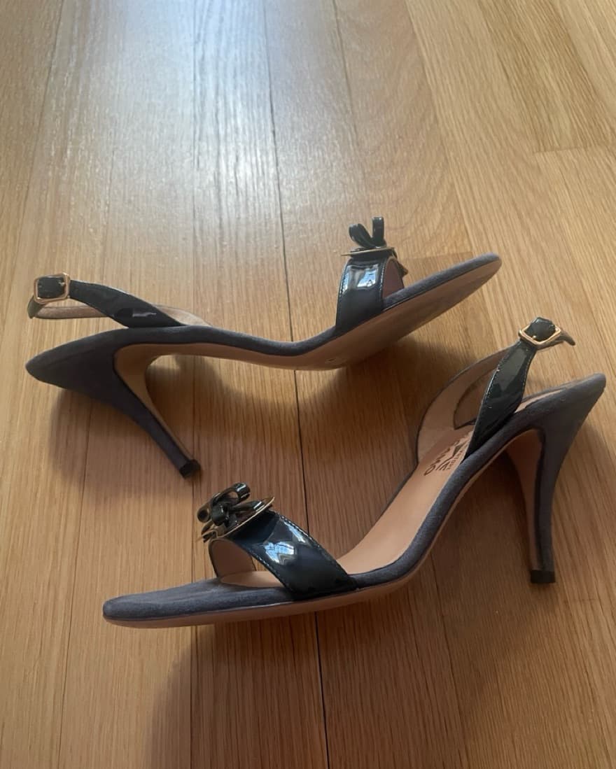 Ferragamo Slingback Heel With Gold Bow - Image 4