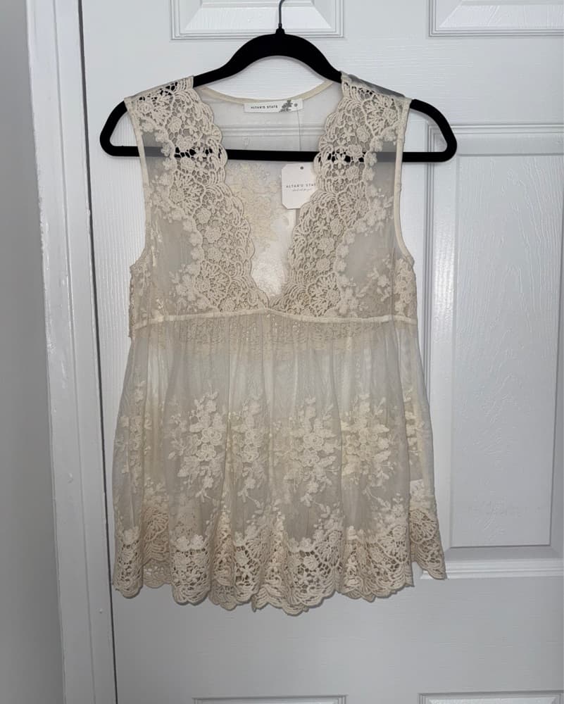 Elegant Lace Sleeveless Top - Image 1