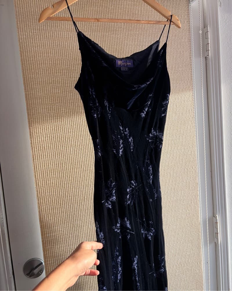 Elegant Velvet Gown in Midnight Blue - Image 6