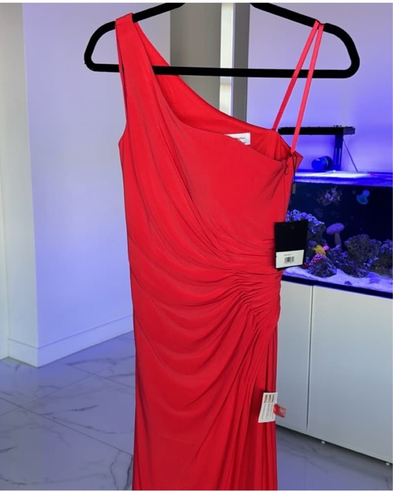 Stunning Crimson One-Shoulder Gown - Image 3