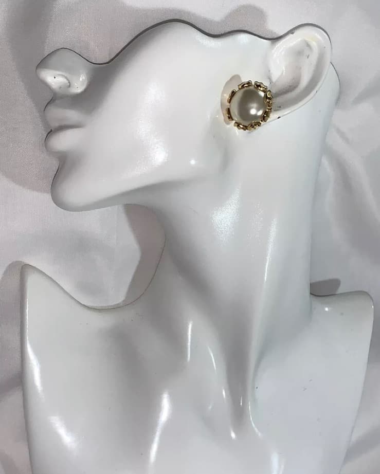 vintage CHANEL clip earrings - Image 1