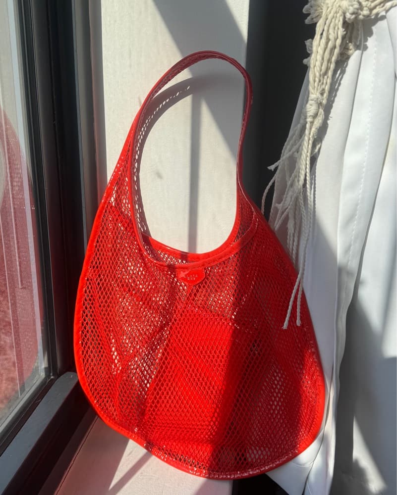 Alaia Medium Red Mesh Hobo Bag - Image 3