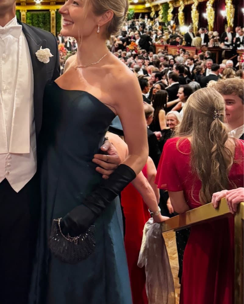 Elegant Dark Green Formal Gown - Image 5