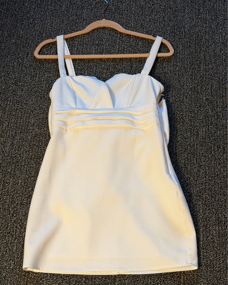 Chic White Bow-Back Mini Dress - Image 1