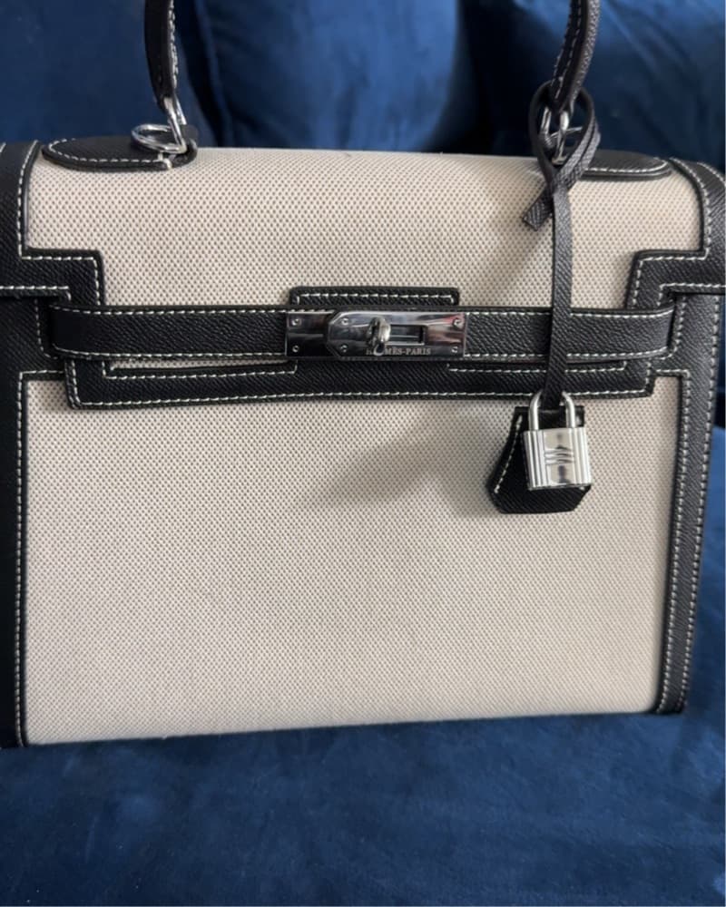Chic Hermes Kelly Handbag - Image 5
