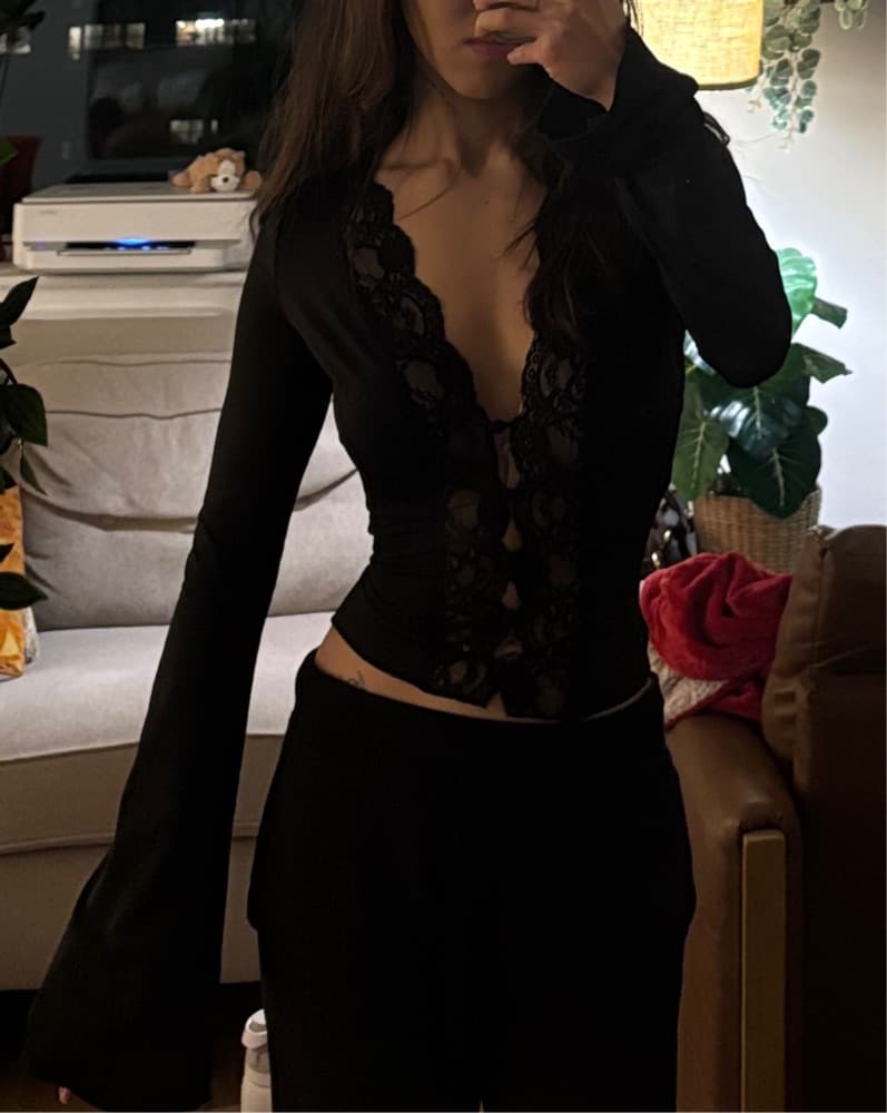 Venderbys Pretty Luna Bell Sleeve Top - Image 4