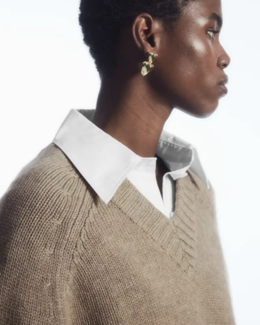 COS Chunky Pure Cashmere V-Neck Sweater - Image 6