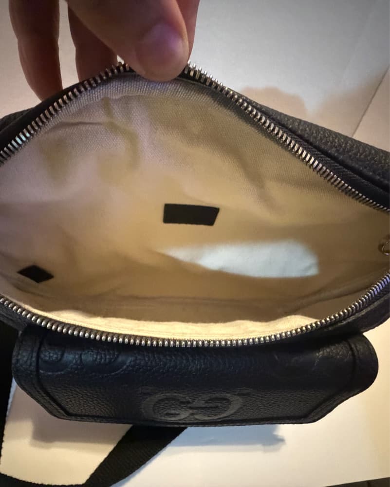 Sleek and Stylish Gucci Fanny Pack - Image 3