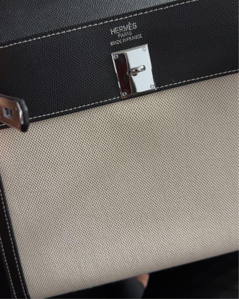 Chic Hermes Kelly Handbag - Image 2