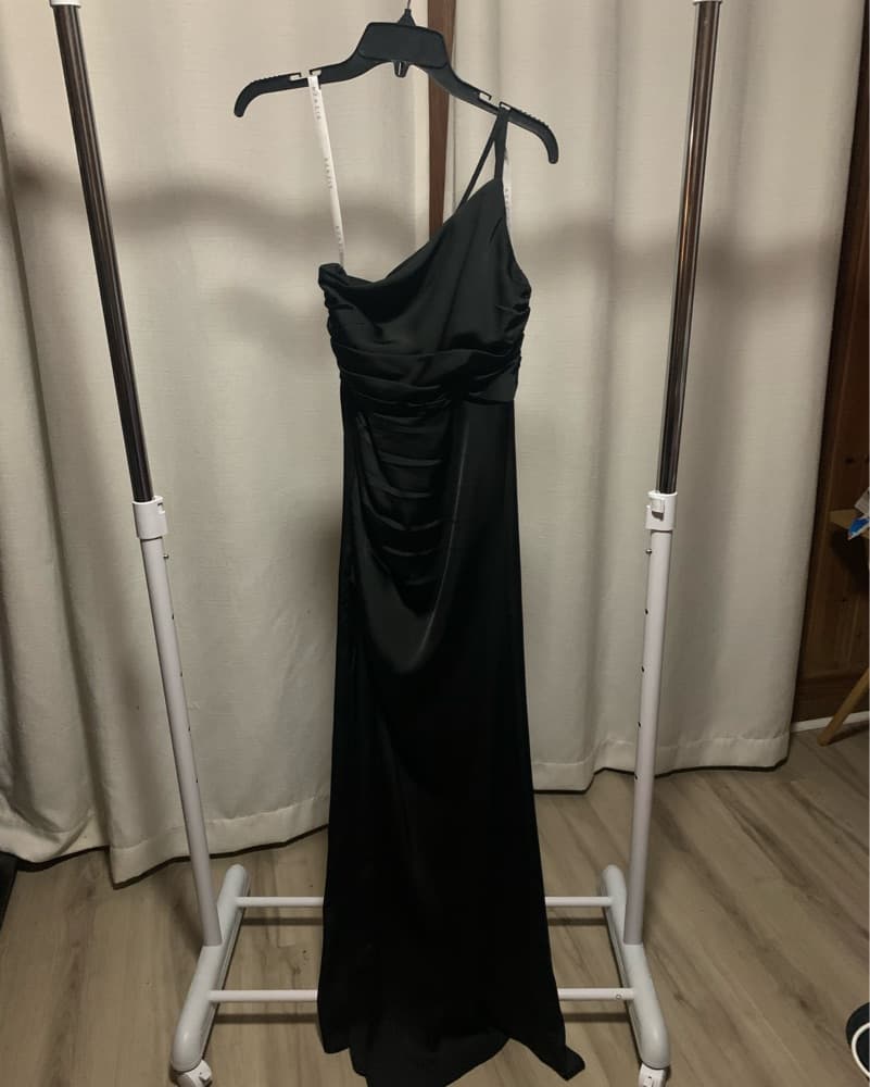 Elegant Black Formal Gown - Image 1