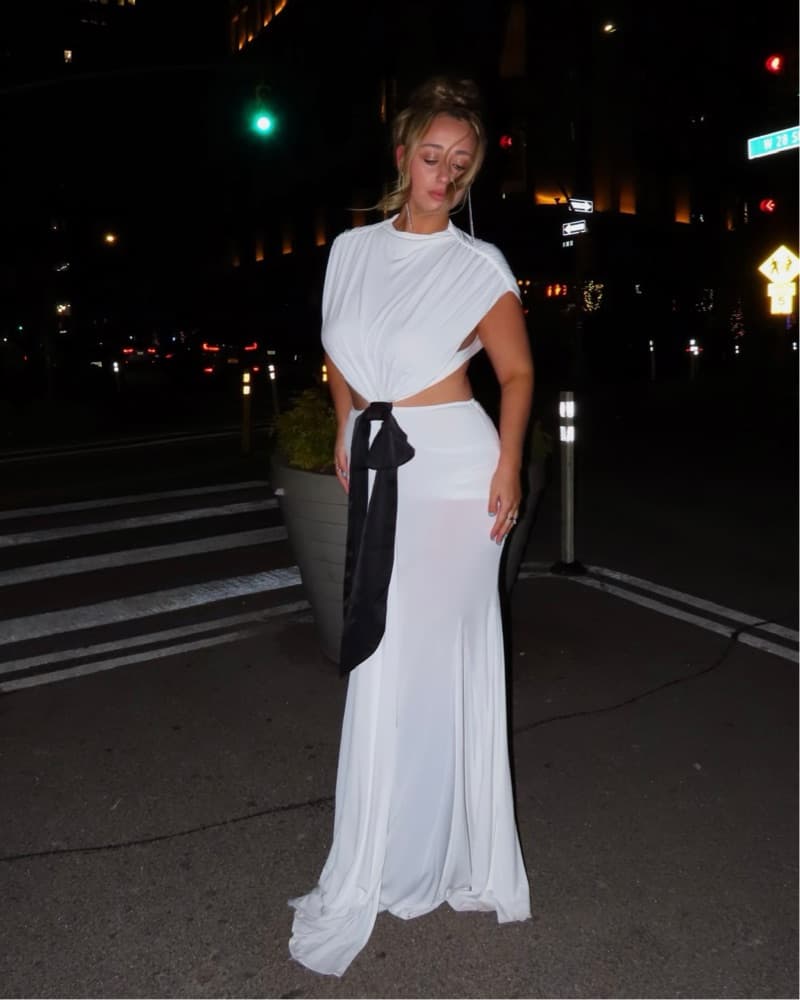 Elegant White Maxi Dress With Black Bow - Image 3
