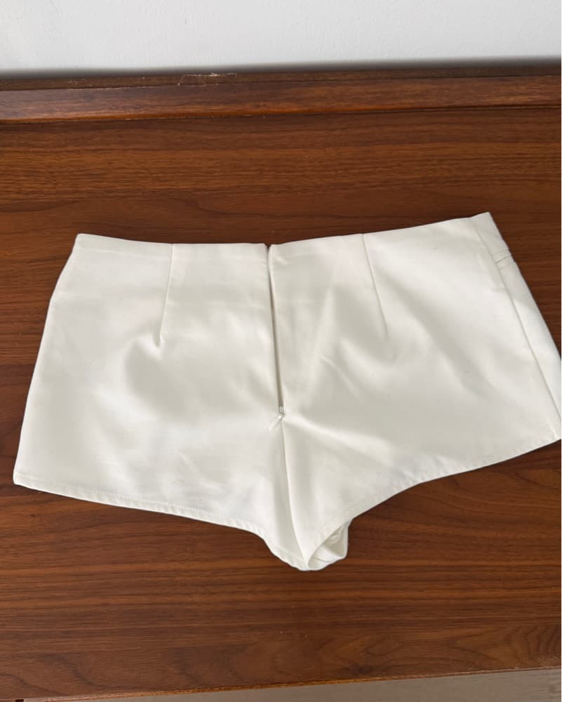 Low Rise White Shorts  - Image 5
